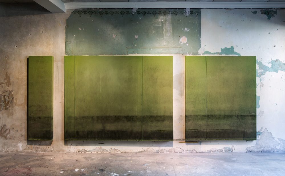 2_gemaelde_paintings_green_wall